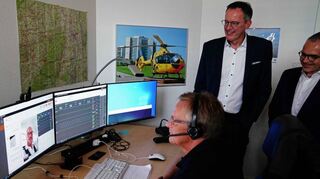 Der Arbeitsplatz des Telenotarztes. Christoph Schmidt (v.l.) demonstriert den Einsatz, Innenminister Michael Ebling und DRK-Vorstand Manuel Gonzales schauen zu.