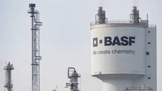 Die Chemiebranche leidet unter der schwachen Weltwirtschaft – das bekommt auch die BASF zu spüren.