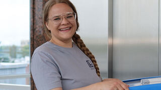 Jessica Kohl arbeitet in der Lieblang-Hauptverwaltung in Mannheim. Sie sagt: „Keine Angst vor moderner Technik und neuen Produkten! Die Tätigkeit als Reinigungskraft wird nicht nur umweltfreundlicher, sondern auch gesundheitsschonender, das finde ich richtig gut.“