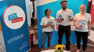 Dorothee Olef (v.l., Leiterin Stadtbetrieb), Alkan Tiktas und Jacqueline Breunig (beide Sachbearbeiter Personal) suchen Auszubildende für die Stadt.