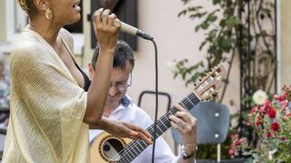 Der Verein Feuerbachhaus zeigt die Ausstellung „Divina Mujer – Siente“ mit Kunstwerken der Malerin und Musikerin Lisbania Perez, die nach der Eröffnung mit Gitarrist Christoph Stadtler als Duo „Strings Y Voz“ im Garten ein Konzert gibt.