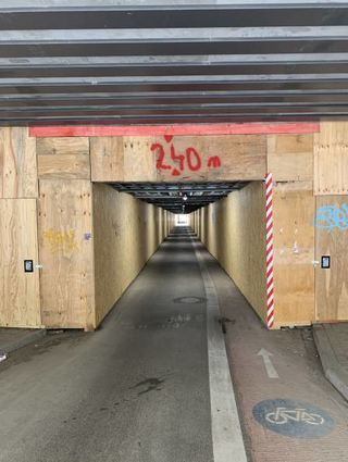 Ein bisschen eng, aber offen: Radfahrer und Fußgänger konnten hier durch.