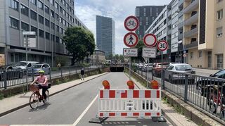 Diese Verbotsschilder wurden schon am Freitagmittag auf beiden Seiten aufgestellt. Tatsächlich gesperrt werden soll der Suezkanal aber erst ab Montag.