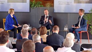 Wissing (Mitte) im Gespräch mit "MM"-Chefredakteur Karsten Kammholz und Redakteurin Bettina Eschbacher.