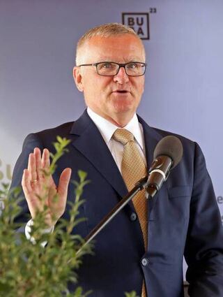 ZMRN-Vorsitzender Tilman Krauch und Haas Media-Geschäftsführerin Yvonne Wenzel bei der Begrüßung im Pavillon der Region.