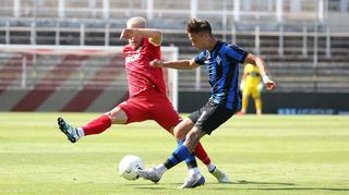 3:1-Sieg bei den Würzburger Kickers: Der Waldhöfer Minos Gouras (r.) im Zweikampf.