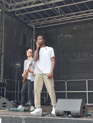 Fofana Jo tritt auf den Kapuzinerplanken auf.