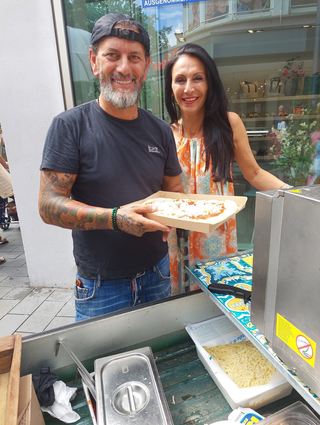 Walter und Benita Calandi versorgen die Gäste mit Essen und Getränken.