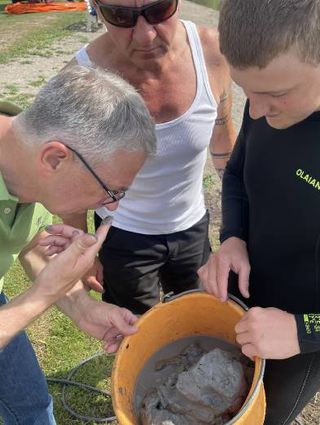 Lehm vom Seegrund: Ist in ihm Öl eingeschlossen? Uwe Grempels riecht.