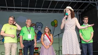 Eröffnung mit Matthias Wilkes, Gottfried Störmer und Spargelkönigin Ayleen I. sowie mit Ministerin Angela Dorn und Erstem Stadtrat Marius Schmidt (v.l.).
