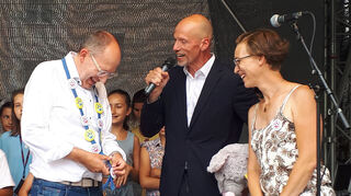 Schon Wochen vor seiner offiziellen Amtseinführung erhält Christian Specht auf der Rheinau eine Amtskette . . .