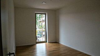 Bodentief ist das Fenster im Town-House-Stil.