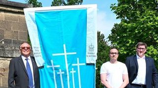 Ehrenmitglied Günter Schramm (v.l.) und die neue Generation vom Volksbund Julian Keil, Alexander Manz und Daniel Paul Köhler auf dem Hauptfriedhof am Ehrenmal.