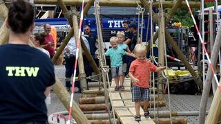 Beliebt bei Kindern wie Henry, Niklas und Phil: der THW-Holzsteg, eigens gebaut für den Tag der offenen Tür.