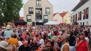 Großes Gedränge beim Fest auf dem Heddesheimer Dorfplatz.