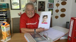 Wolf Wollstadt mit einem Autogramm von Elisabeth Seitz. Mit der Turnerin verbindet ihn ein besonderes Erlebnis. Aber noch mehr ist Fußball sein Sport, rechts ein Ordner mit Tabellen.