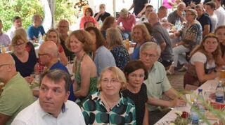 Im Publikum: Bürgermeister Oeldorf (v. l.) und Ortsvorsteherin Inge Pfrang.