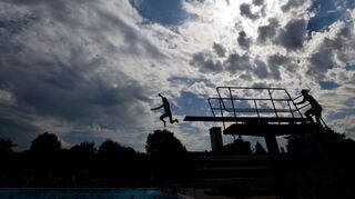 Bei Dunkelheit schwimmen, springen, Spaß haben. Die Zahl der Einbrüche in Mannheimer Freibäder ist in den letzten Jahren rückläufig.