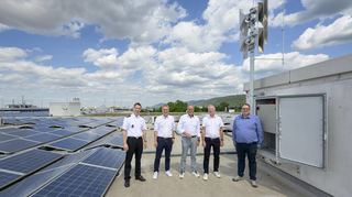 Auf dem Dach des Möbelhauses „Breitwieser“ Süd erklären die Sirene Heiko Holler (v.l.), Peter Lazaus, Eckart Würzner, Claus Johann und Sebastian Schindler.