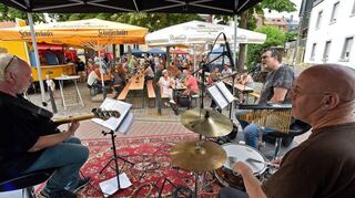 Die „Honeysuckle Twins“ spielen auf der Bühne vom Brunnenfest am Rathausplatz Feudenheim.