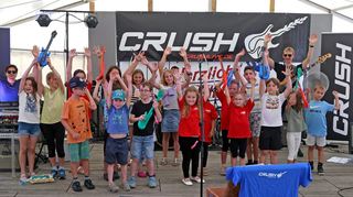 Kinder dürfen gerne mitmachen: Auftritt der Band „Crush“, die quer durch die Generationen begeistert, im Festzelt der Wallstadter Kerwe.