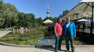 Stefan Münch (l.) und Thomas Bade kümmern sich um die Seerosen.