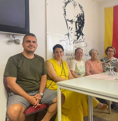 Wie viele andere Mitglieder aktiv im Atatürk-Verein: Serdar Derikesen (v.l.), Nil Cikik Merz, Fatma Teyze, Birsen Cikik und Senel Teyze.