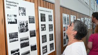 Auf Tafeln sind Eindrücke der vergangenen fünf Jahrzehnte zu sehen. Unter anderem auch Fotos aus dem Jubiläumsjahr 1981.