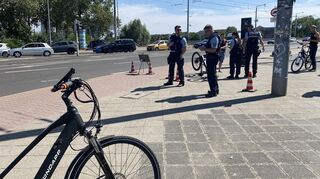 Polizeibeamte kontrollieren Fahrradfahrende auf beiden Seiten der Kurpfalzbrücke und suchen dabei nach gestohlenen Rädern. Dabei klären die Beamten auch über Diebstahlsicherung und die Masche der Kriminellen auf.