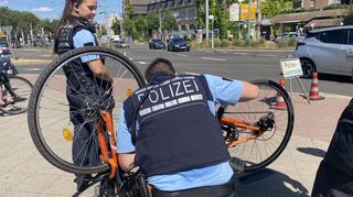 Suche nach der Rahmennummer: Die ist bei jedem Fahrrad individuell und sollte bei der Anzeige eines Diebstahls unbedingt angegeben werden.