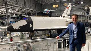In der Raumfahrthalle des Technik Museums spielt Jean-Baptiste Monnot auf der selbst gebauten Orgel.