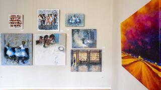 Die Galerie Kulturraum zeigt die Ausstellung „Lust auf Sommer“. Rechts von Udo Pfeiffer das Bild „Heißer Sommerabend“, im Hintergrund links von Blanke die Bilder „Gaststätte“, „Taverne“, „Schaukel“, „Leere Gläser“ und „Fun“ (v.r.).