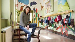 Barbara Mächtle, Leiterin der Gräfenauschule in Ludwigshafen, sitzt in einem Flur der Grundschule. Sie wünscht sich individuelle Lösungen für Schulen.
