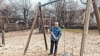Egal, zu welcher Jahreszeit oder bei welchem Wetter: Manfred Beyer sieht auf dem Hofheimer Spielplatz in der Schubertstraße nach dem Rechten.