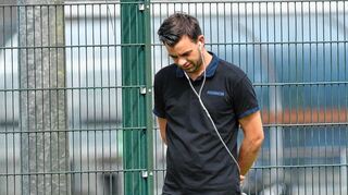 Immer auf Empfang: Waldhofs Sportgeschäftsführer Tim Schork lässt auch im Trainingslager von Tauberbischofsheim keine Zeit ungenutzt, um den Kader weiter zu optimieren.