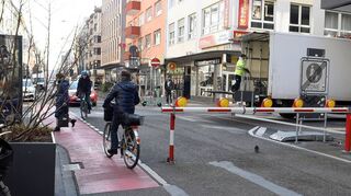 Mittlerweile beendet: Der Verkehrsversuch in der Innenstadt mit der Schranke, die die Durchfahrt der Fressgasse verhindert.
