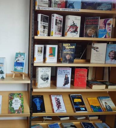 Jede Menge Lesestoff gibt es in der Bücherei in Biblis.