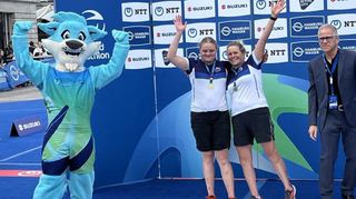 Lena und Andrea Dieter freuen sich nach der Siegerehrung durch den DTU-Präsidenten Martin Engelhardt über den Meistertitel.