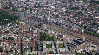 Das Projekt Loksite am rechten Bildrand ist fast fertig. Das freie Baufeld daneben bietet die Stadt nun an.