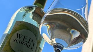 Weinschorlen in der Flasche finden sich immer häufiger in den Regalen vor allem kleinerer Geschäfte. Ist das ein Stilbruch?