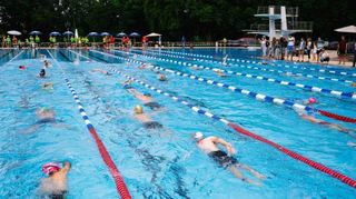 Im Freibad startet morgens der breitensportliche ICL-RömerFitness-Triathlon, während Römerman-Teilnehmende ab 14 Uhr durch den Neckar kraulen.