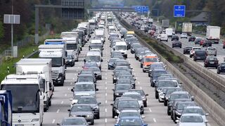 Besonders auf der Autobahn 5 - wie hier in der Nähe von Darmstadt - wird deutlich mehr Verkehr als üblich erwartet.
