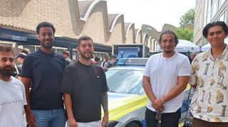 Yüksel (v.l.), Kidane, Luca, Malik und Fabian vor dem BMW I4.