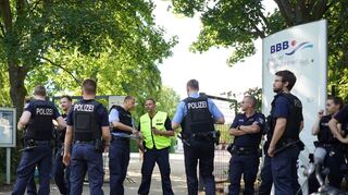 Polizisten kontrollieren den Eingang eines Freibads in Berlin.