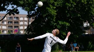Der beste Angreifer der Welt, Patrick Thomas, schlägt den Ball mit mehr als 100 km/h ins gegnerische Feld.