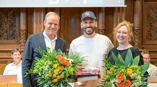 Die grüne Stadträtin Rahel Liz Amler scheidet aus dem Gemeinderat aus, Bülent Teztiker, vielen wohl eher bekannt als Boulevard Bou, rückt nach, und Oberbürgermeister Eckart Würzner überreicht Blumen und Sitzungsunterlagen.

Foto: Philipp Rothe, 20.07.2023