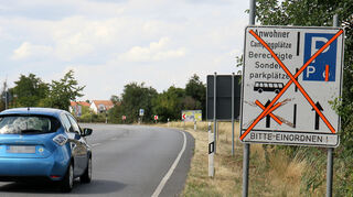 Hinweisschilder zu den Parkplätzen, hier die Reilinger Straße in Richtung Hockenheim.