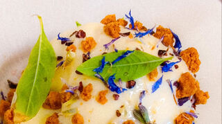 Lorenzo Ferro serviert in seinem Restaurant „Le Bistrot de Lagarde“ in der Provence pochierte Nektarine mit Lavendel und Sabayon auf einem Butterkeks.