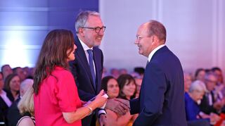 Peter Kurz, seine Ehefrau Daniela und der neu gewählte Oberbürgermeister von Mannheim Christian Specht (rechts).