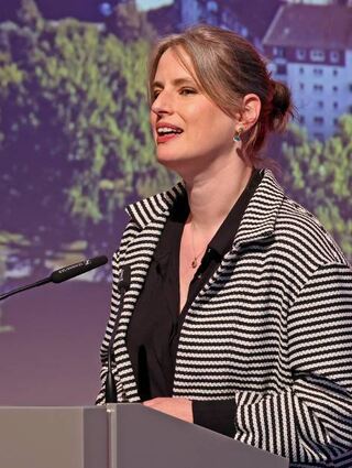 Literaturkritikerin Insa Wilke hatte sich Kurz als Rednerin gewünscht.
